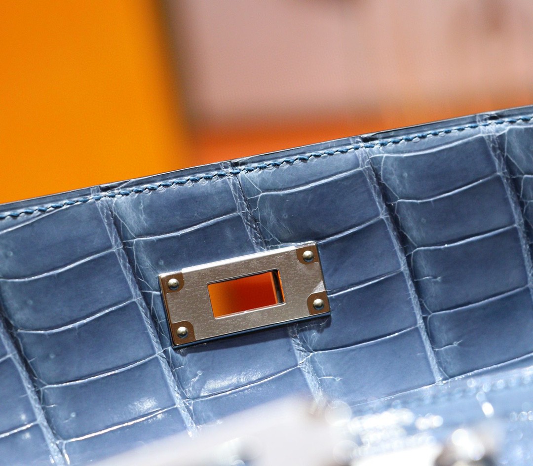 Hermès（爱马仕）Kelly 凯莉包 牛仔蓝 亮面鳄鱼皮 银扣 28cm
