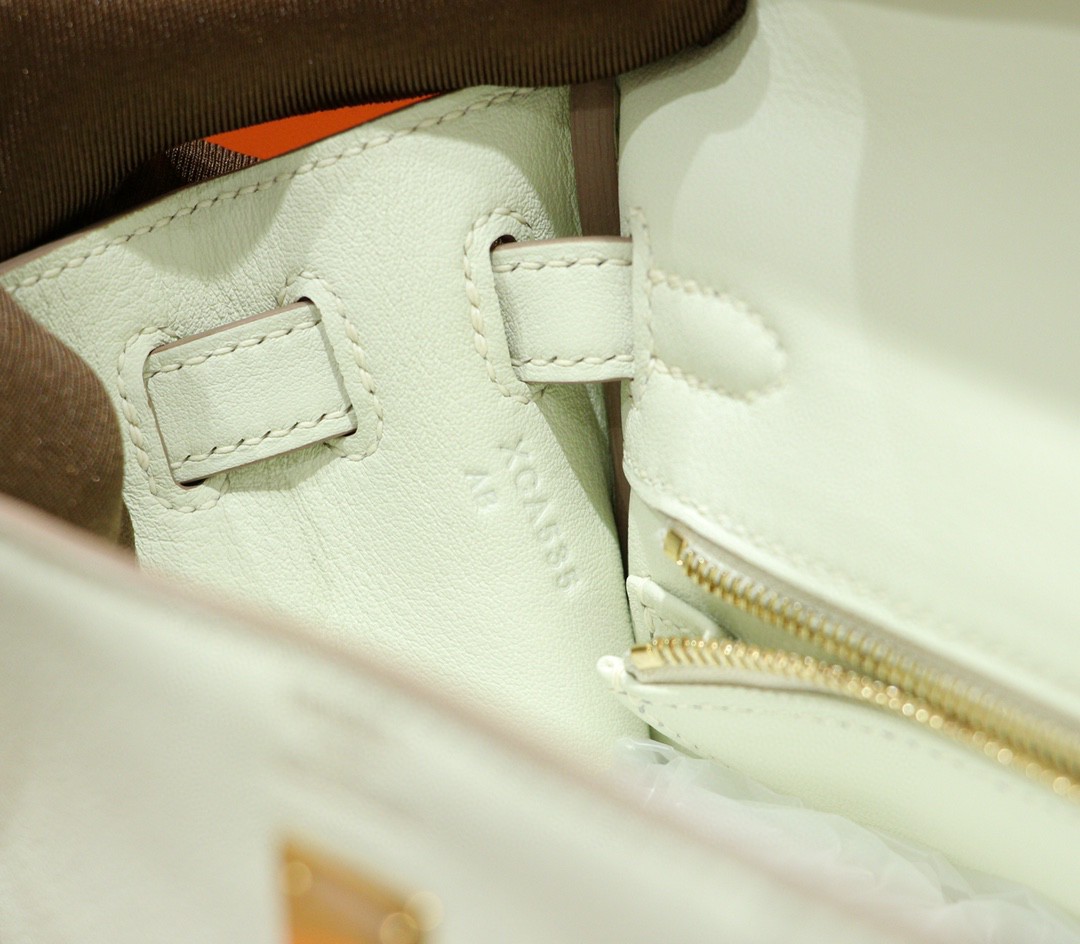 Hermès（爱马仕）Kelly 凯莉包 奶昔白 Swift 全手缝 金扣 28cm