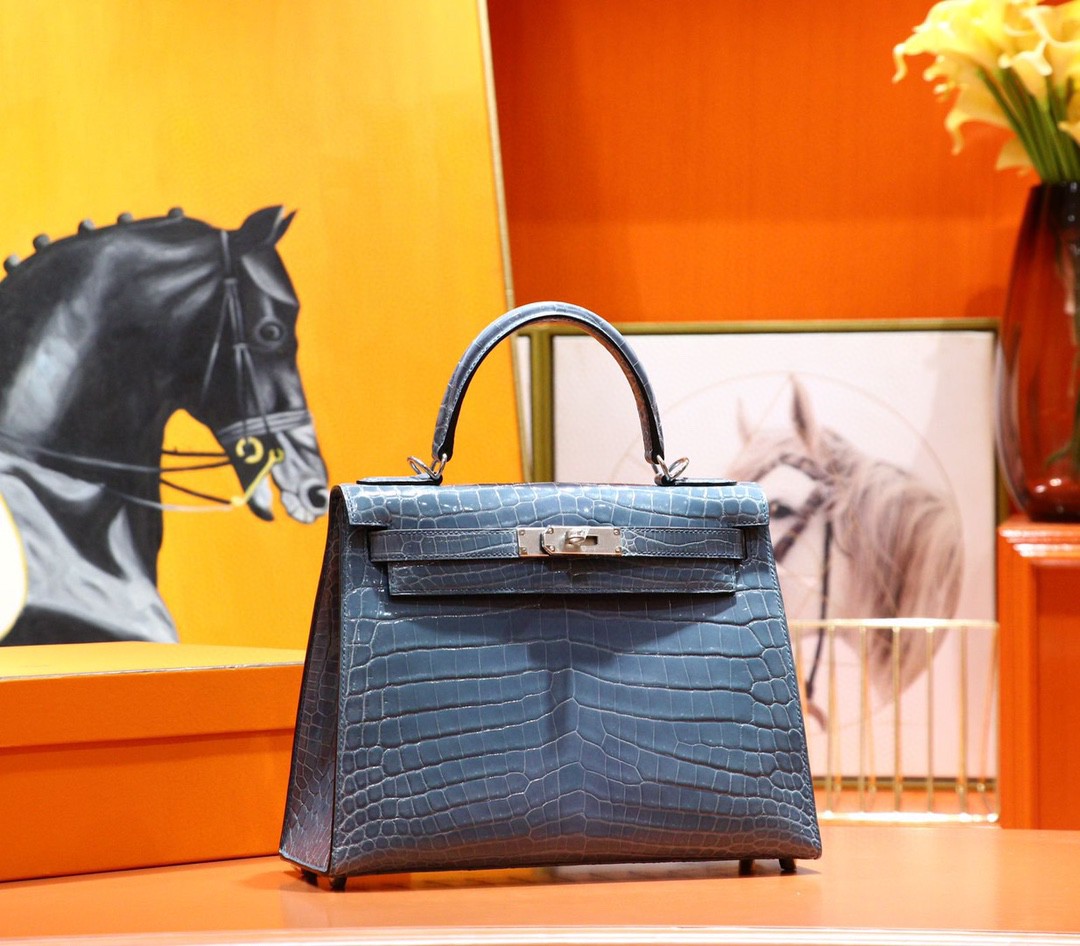 Hermès（爱马仕）Kelly 凯莉包 牛仔蓝 亮面鳄鱼皮 银扣 28cm