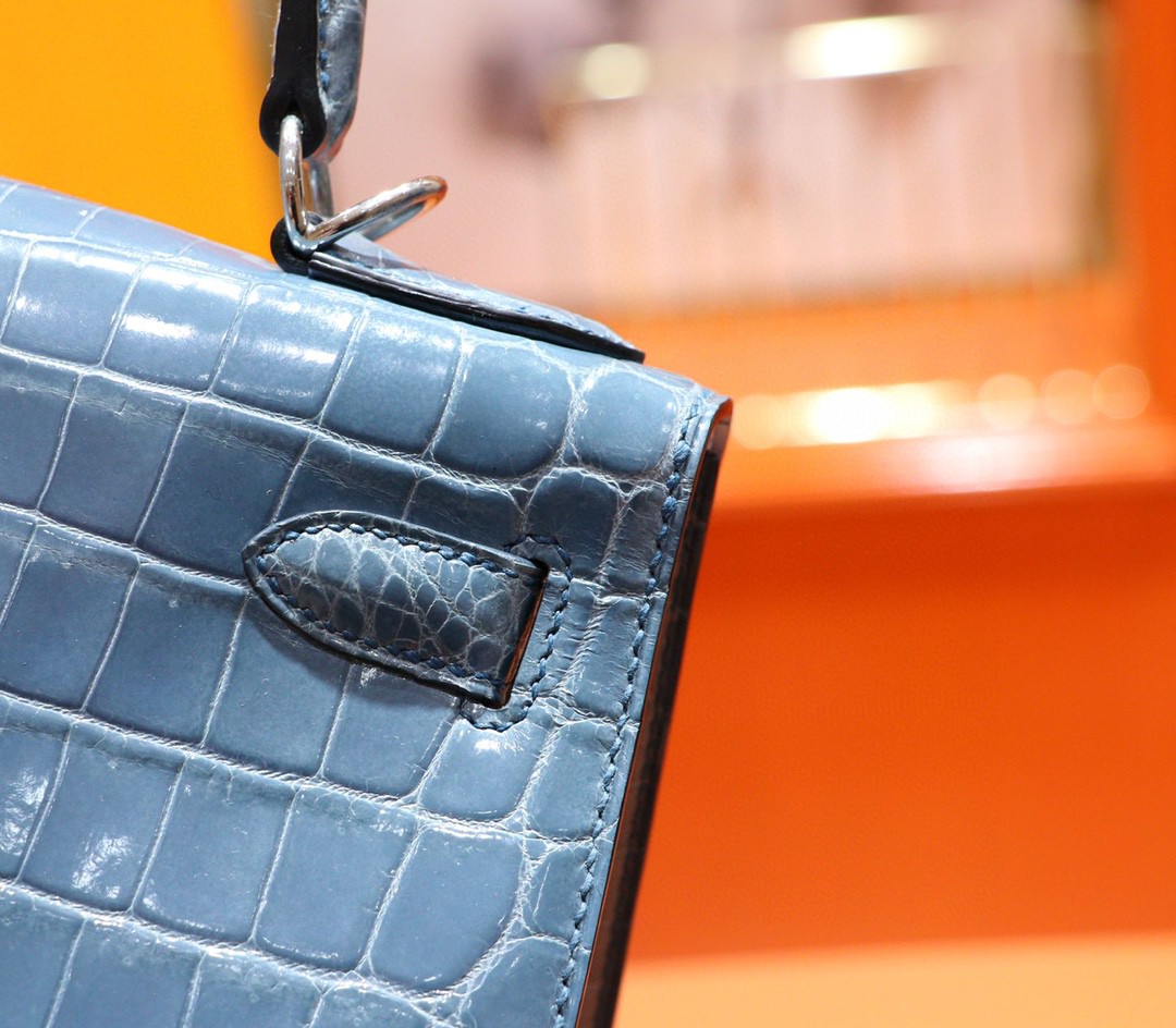 Hermès（爱马仕）Kelly 凯莉包 牛仔蓝 亮面鳄鱼皮 银扣 28cm