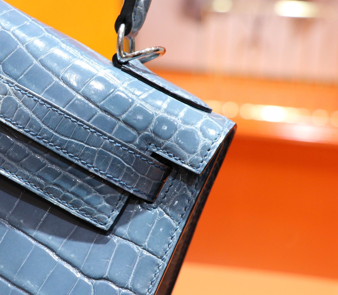 Hermès（爱马仕）Kelly 凯莉包 牛仔蓝 亮面鳄鱼皮 银扣 28cm