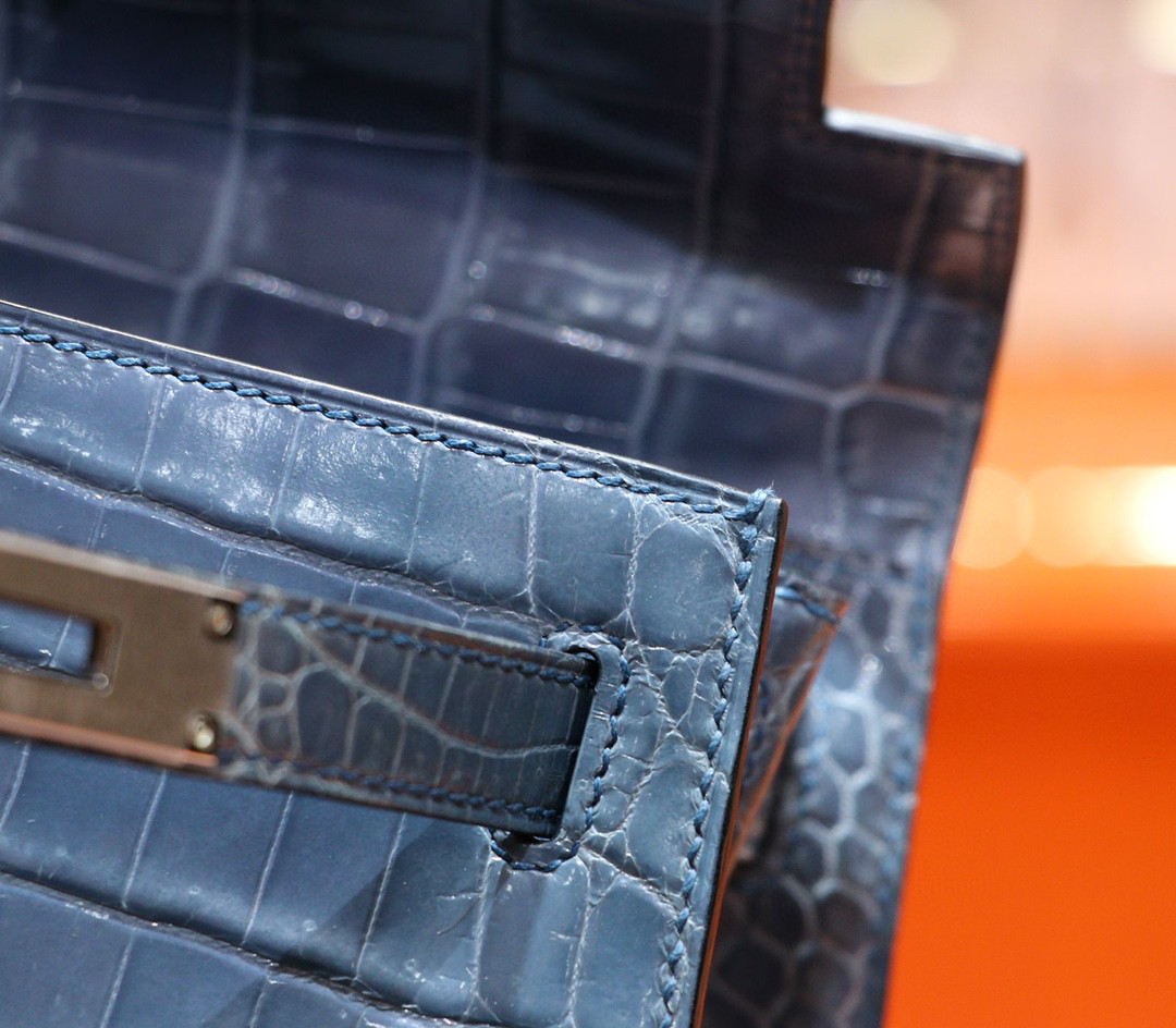 Hermès（爱马仕）Kelly 凯莉包 牛仔蓝 亮面鳄鱼皮 银扣 28cm