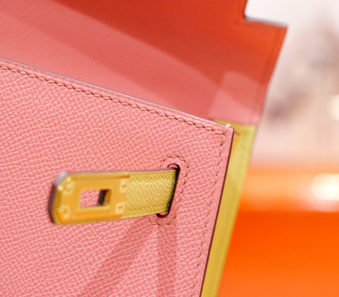 Hermès（爱马仕）Kelly 凯莉包 奶昔粉拼鹅蛋黄 Epsom 全手缝 金扣 25cm