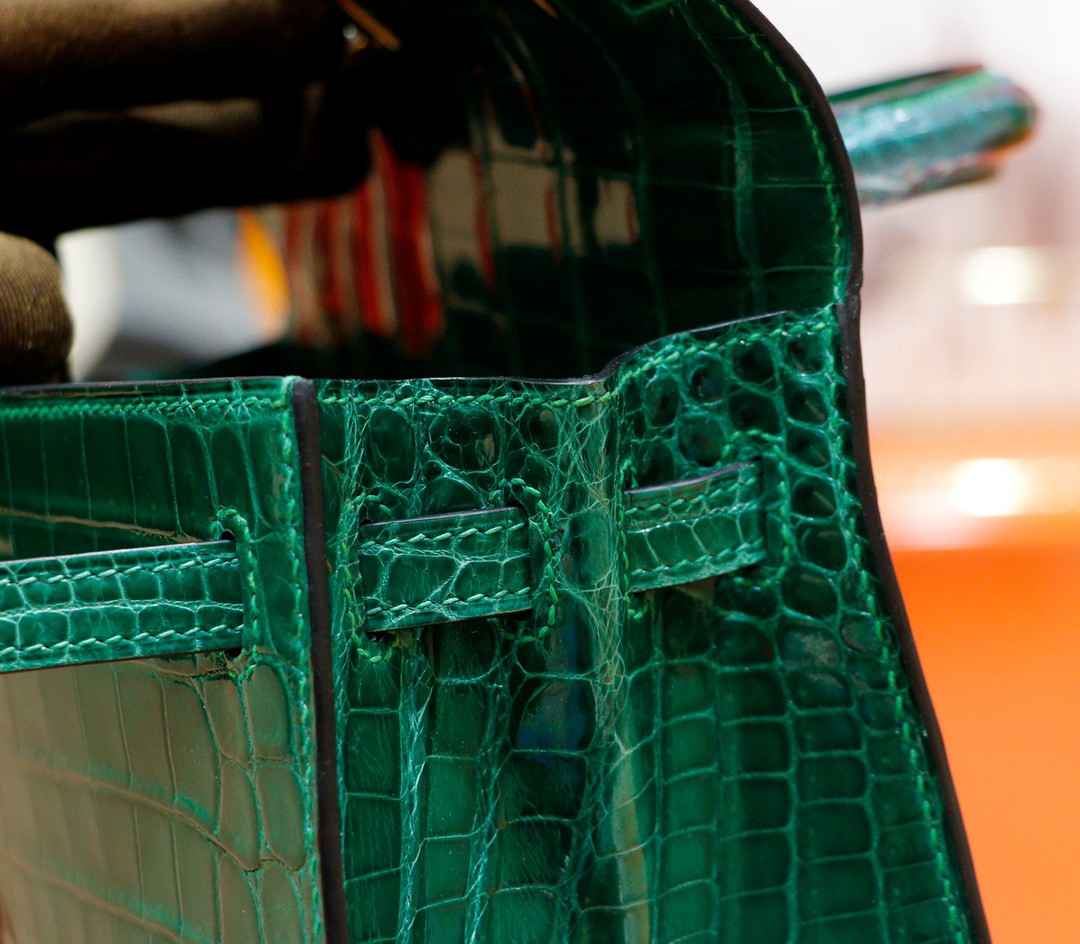 Hermès（爱马仕）Kelly 凯莉包 翡翠绿 亮面鳄鱼皮 金扣 25cm