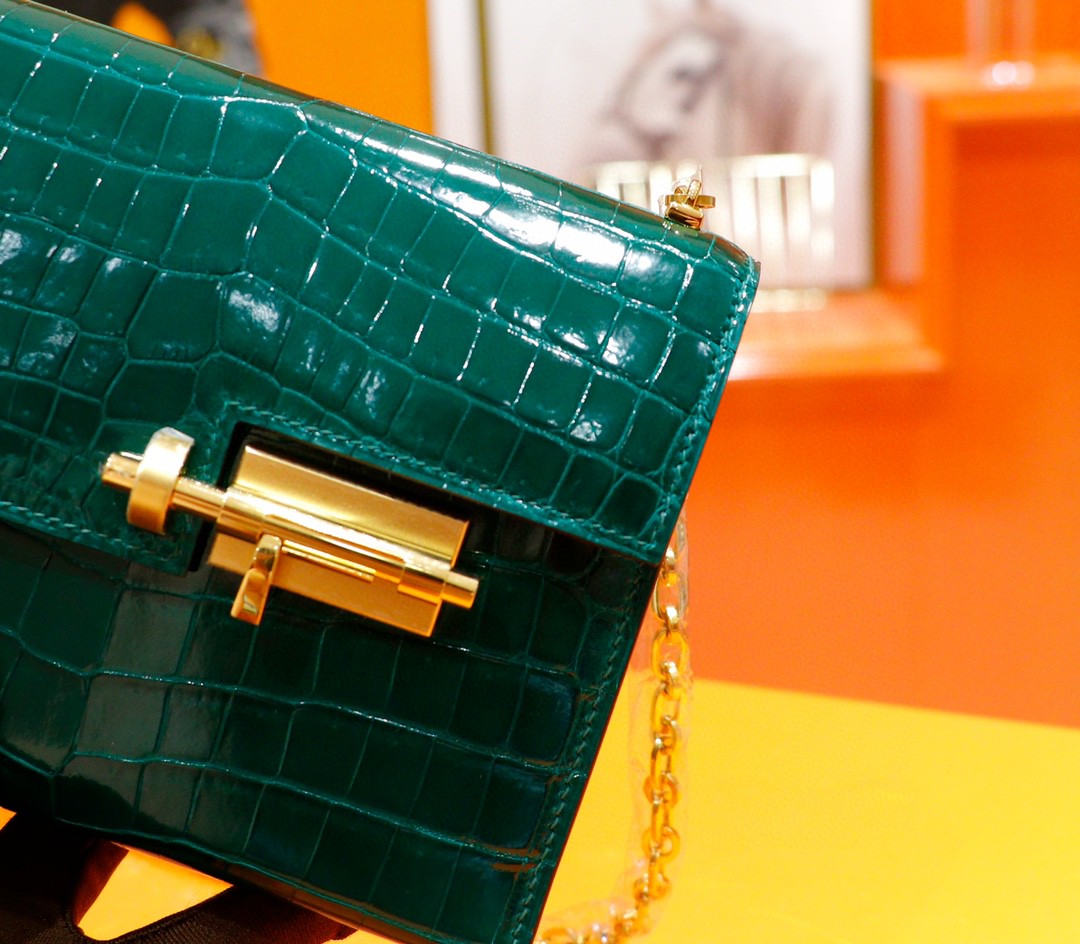 Hermès（爱马仕）Verrou 插销包 祖母绿 亮面鳄鱼皮 金扣 17cm