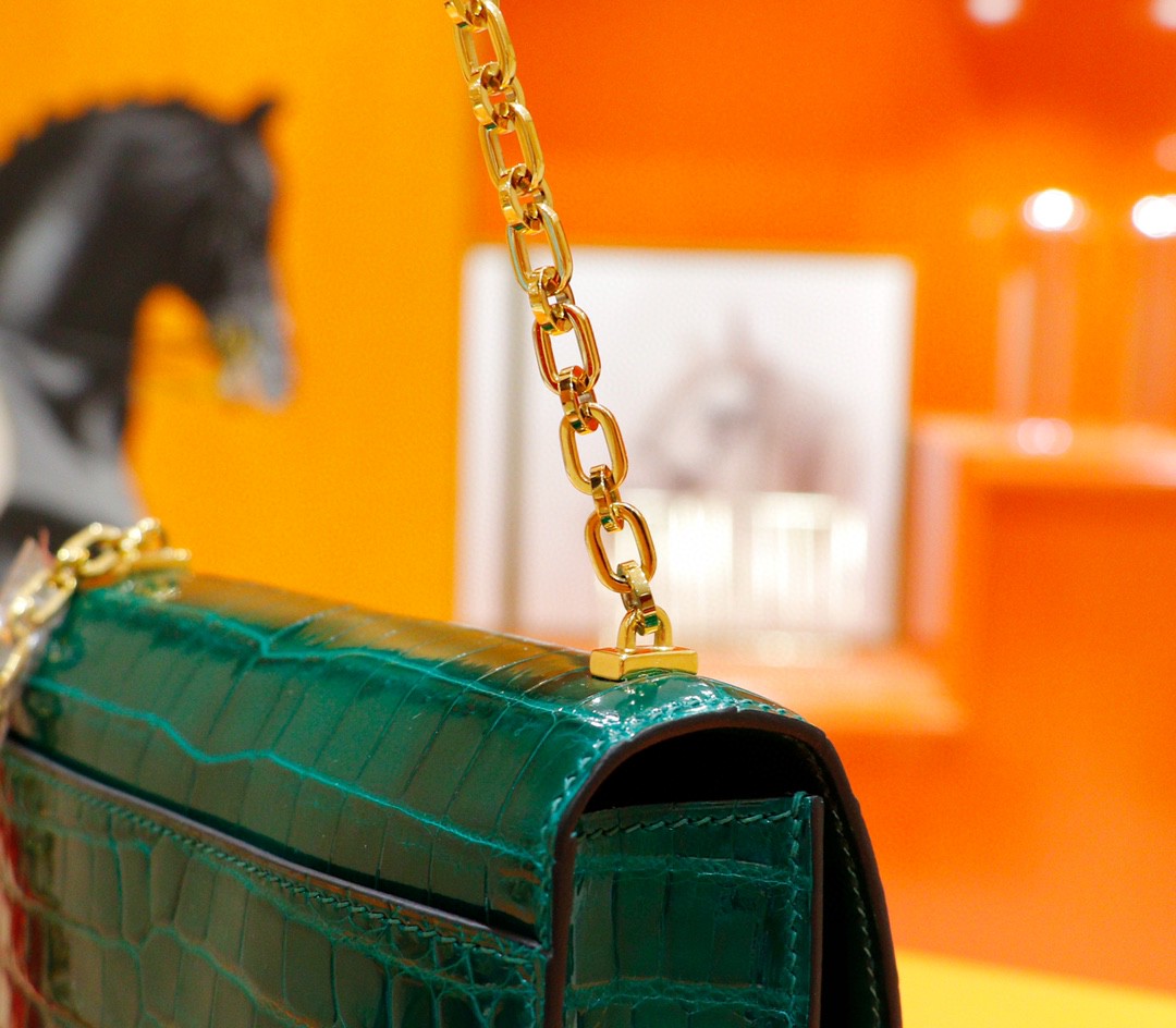 Hermès（爱马仕）Verrou 插销包 祖母绿 亮面鳄鱼皮 金扣 17cm