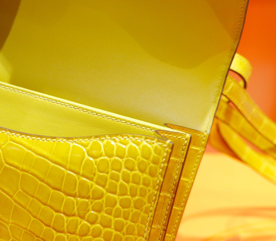 Hermès（爱马仕）Constance 空姐包 亮面琥珀黄 鳄鱼皮 金扣 19cm