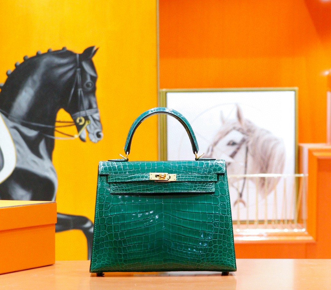 Hermès（爱马仕）Kelly 凯莉包 翡翠绿 亮面鳄鱼皮 金扣 25cm