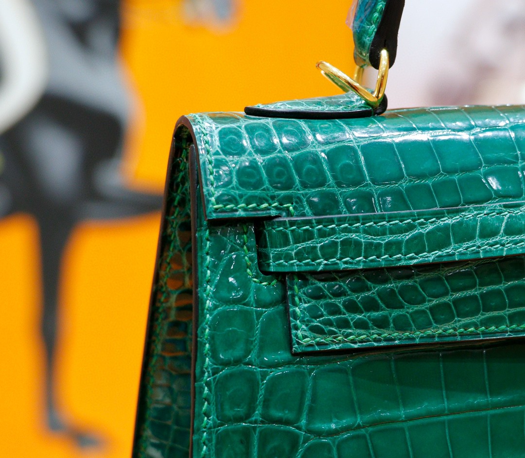 Hermès（爱马仕）Kelly 凯莉包 翡翠绿 亮面鳄鱼皮 金扣 25cm