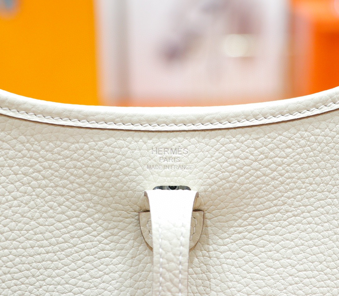 Hermès（爱马仕）Evelyne 伊芙琳 奶昔白 Togo 全手缝 银扣 17cm