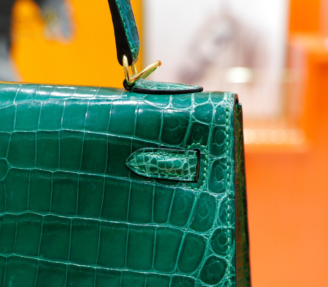 Hermès（爱马仕）Kelly 凯莉包 翡翠绿 亮面鳄鱼皮 金扣 25cm