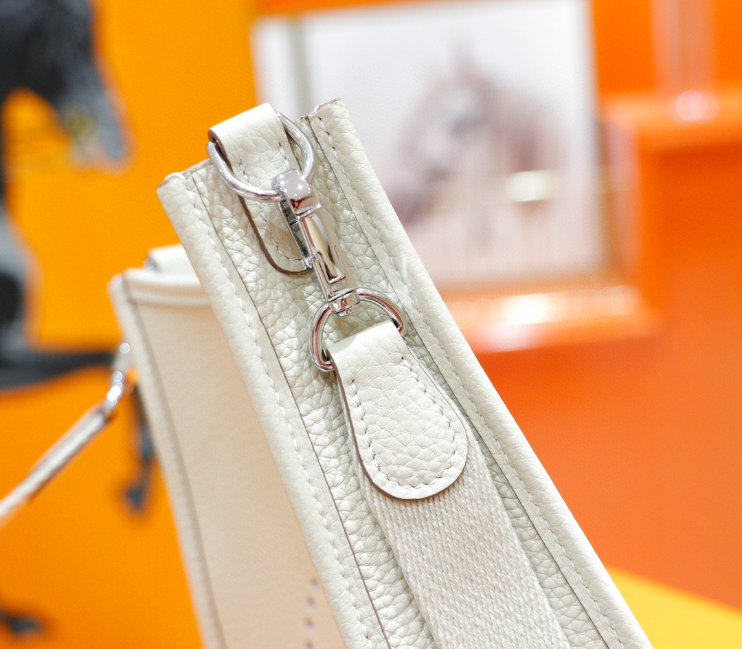 Hermès（爱马仕）Evelyne 伊芙琳 奶昔白 Togo 全手缝 银扣 17cm