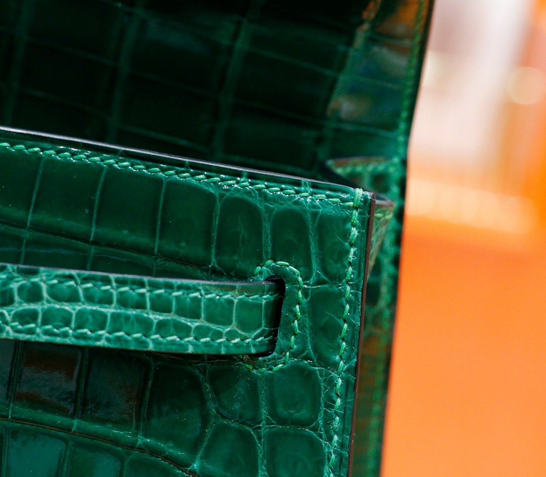 Hermès（爱马仕）Kelly 凯莉包 翡翠绿 亮面鳄鱼皮 金扣 25cm