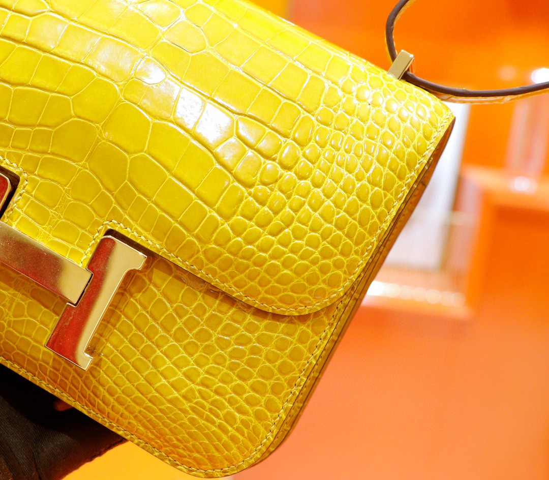 Hermès（爱马仕）Constance 空姐包 亮面琥珀黄 鳄鱼皮 金扣 19cm