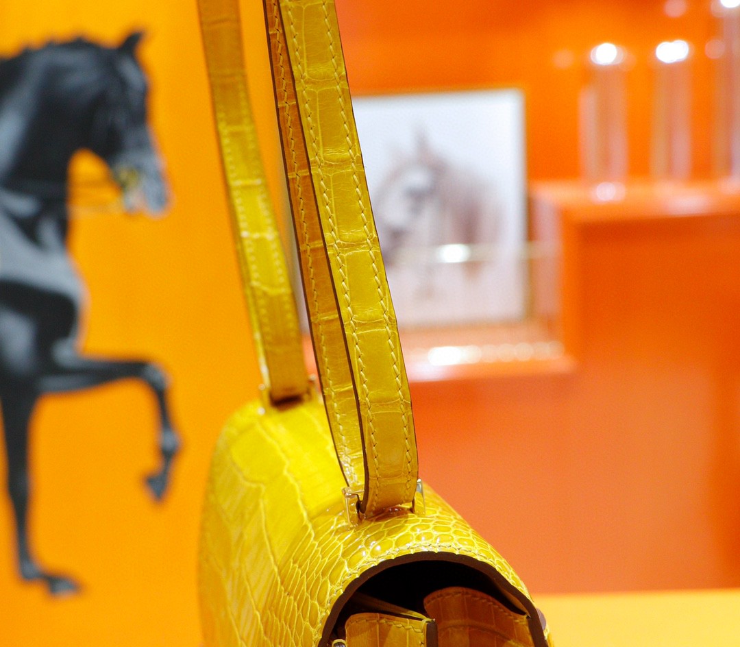 Hermès（爱马仕）Constance 空姐包 亮面琥珀黄 鳄鱼皮 金扣 19cm