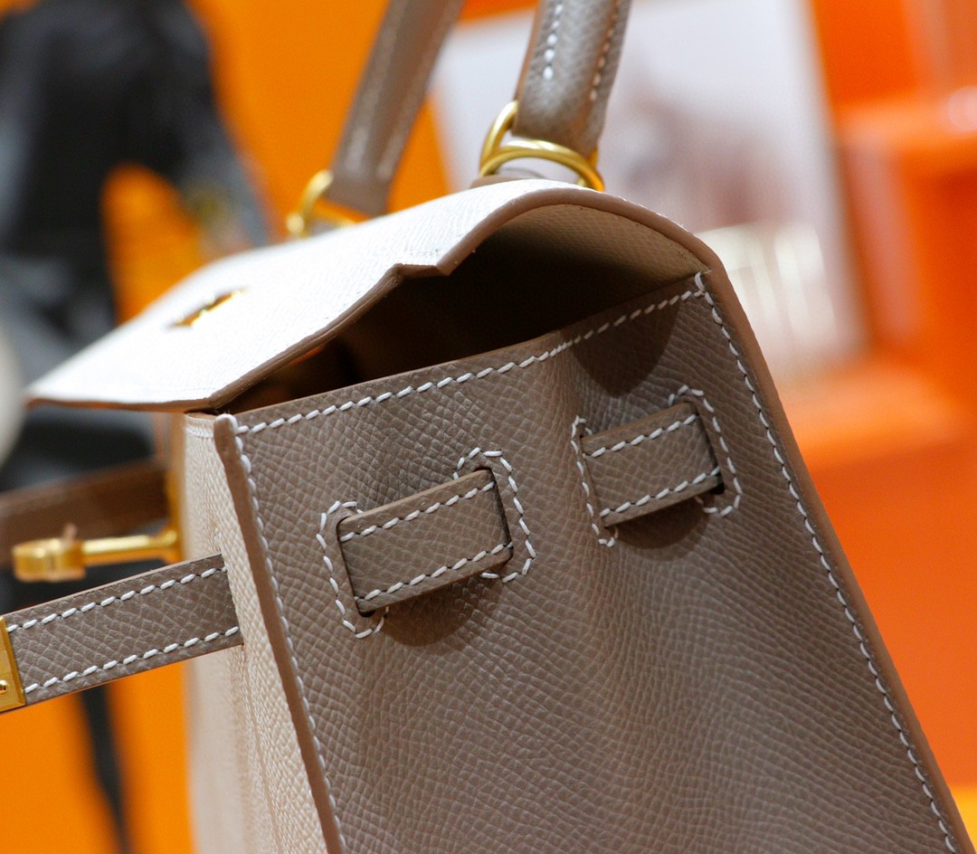 Hermès（爱马仕）Kelly 凯莉包 奶昔白拼海鸥灰 Epsom 全手缝 磨砂扣 25cm