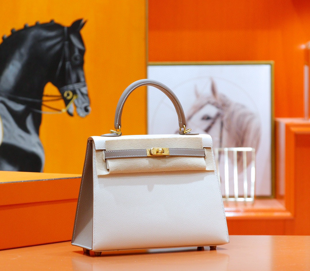 Hermès（爱马仕）Kelly 凯莉包 奶昔白拼海鸥灰 Epsom 全手缝 磨砂扣 25cm