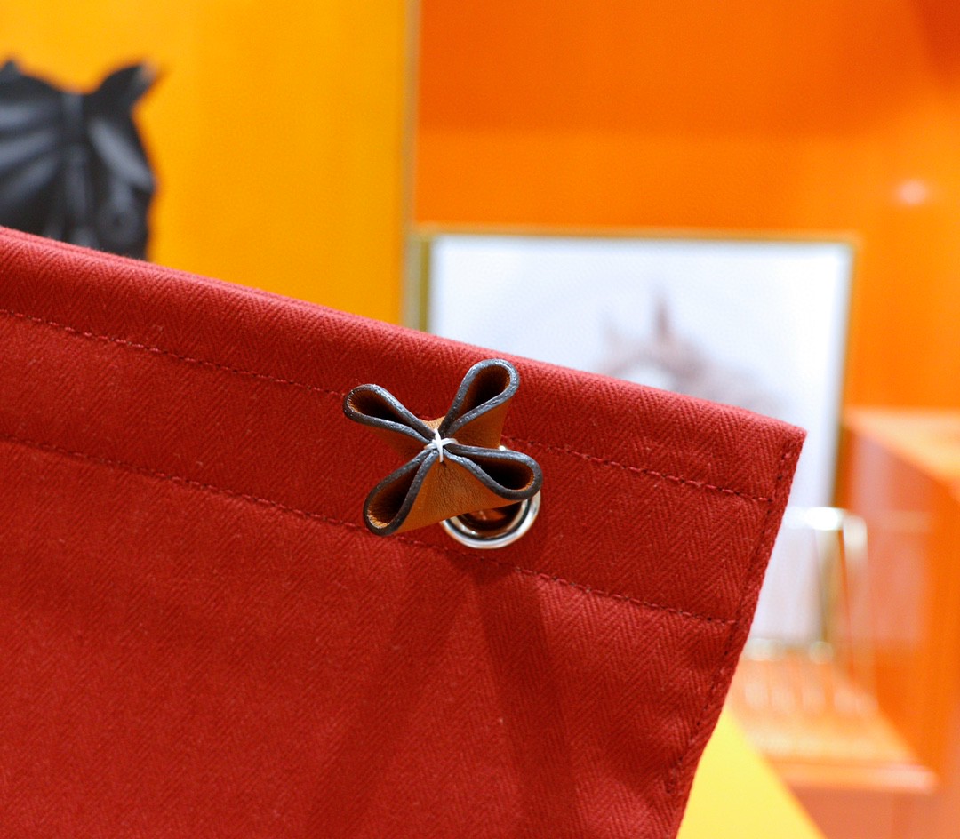 Hermès（爱马仕）Aline 酒红色 原版帆布拼Swift 银扣