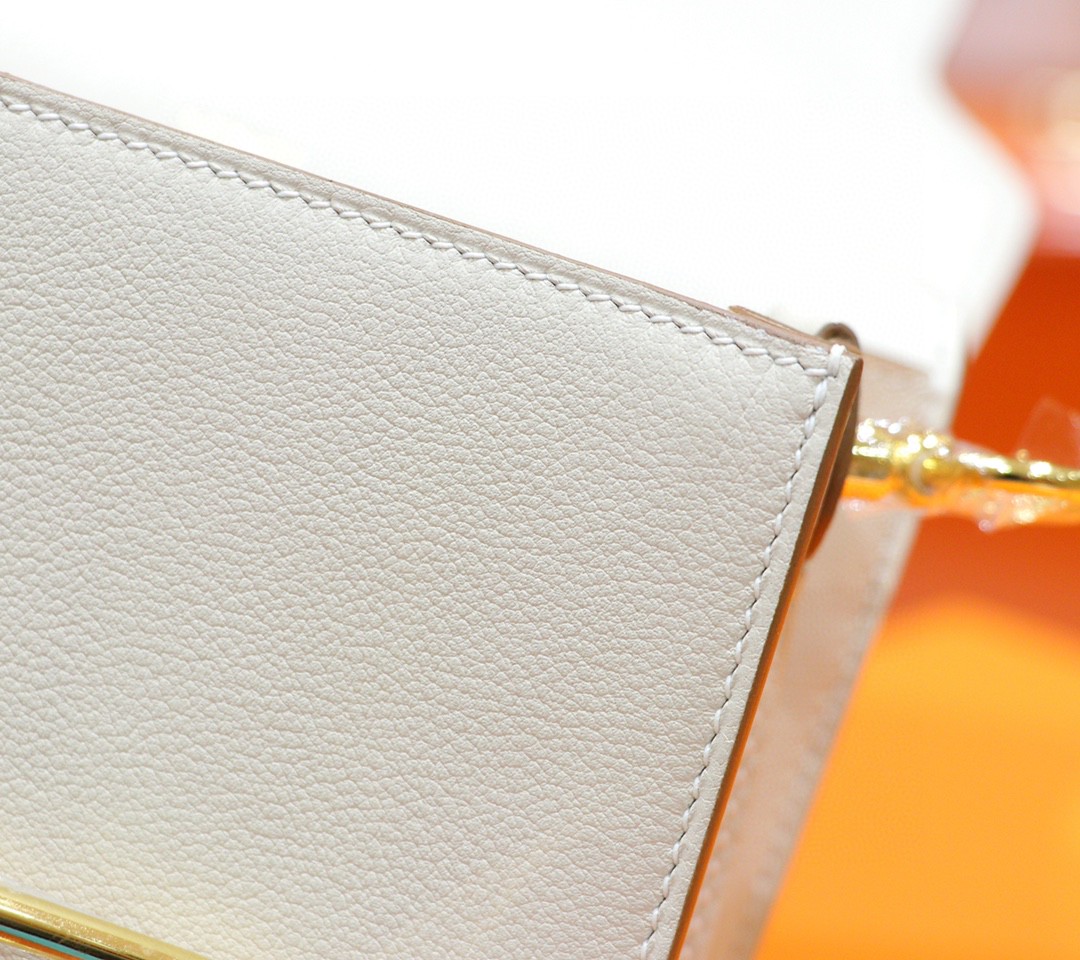 Hermès（爱马仕）Roulis 猪鼻子 奶昔白 Evercolor 全手缝 金扣 19cm