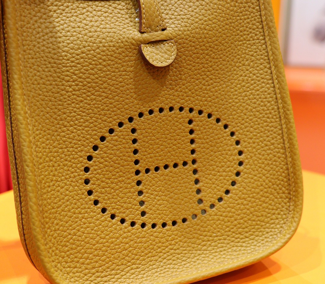 Hermès（爱马仕）Evelyne 伊芙琳 芝麻色 Togo 小牛皮 全手缝 银扣 17cm