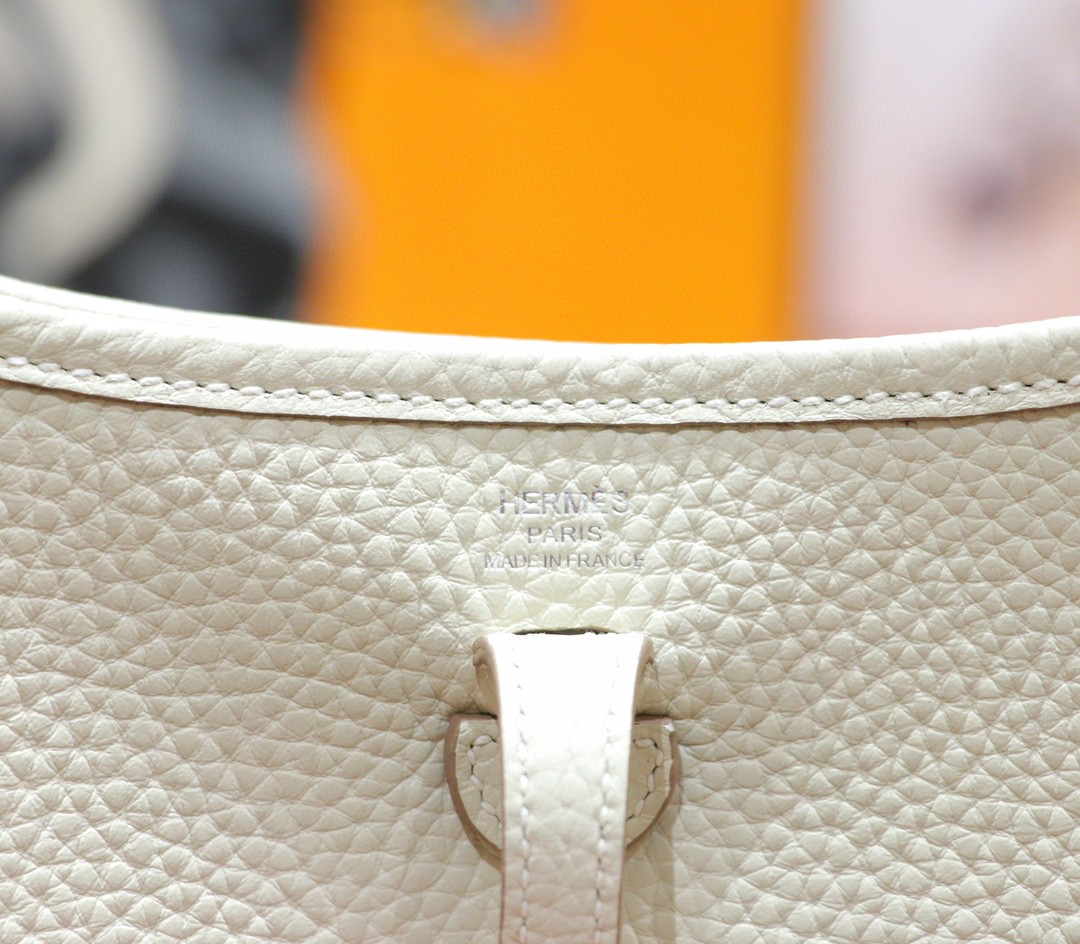 Hermès（爱马仕）Evelyne 伊芙琳 奶昔白 Togo 全手缝 小牛皮 银扣 17cm