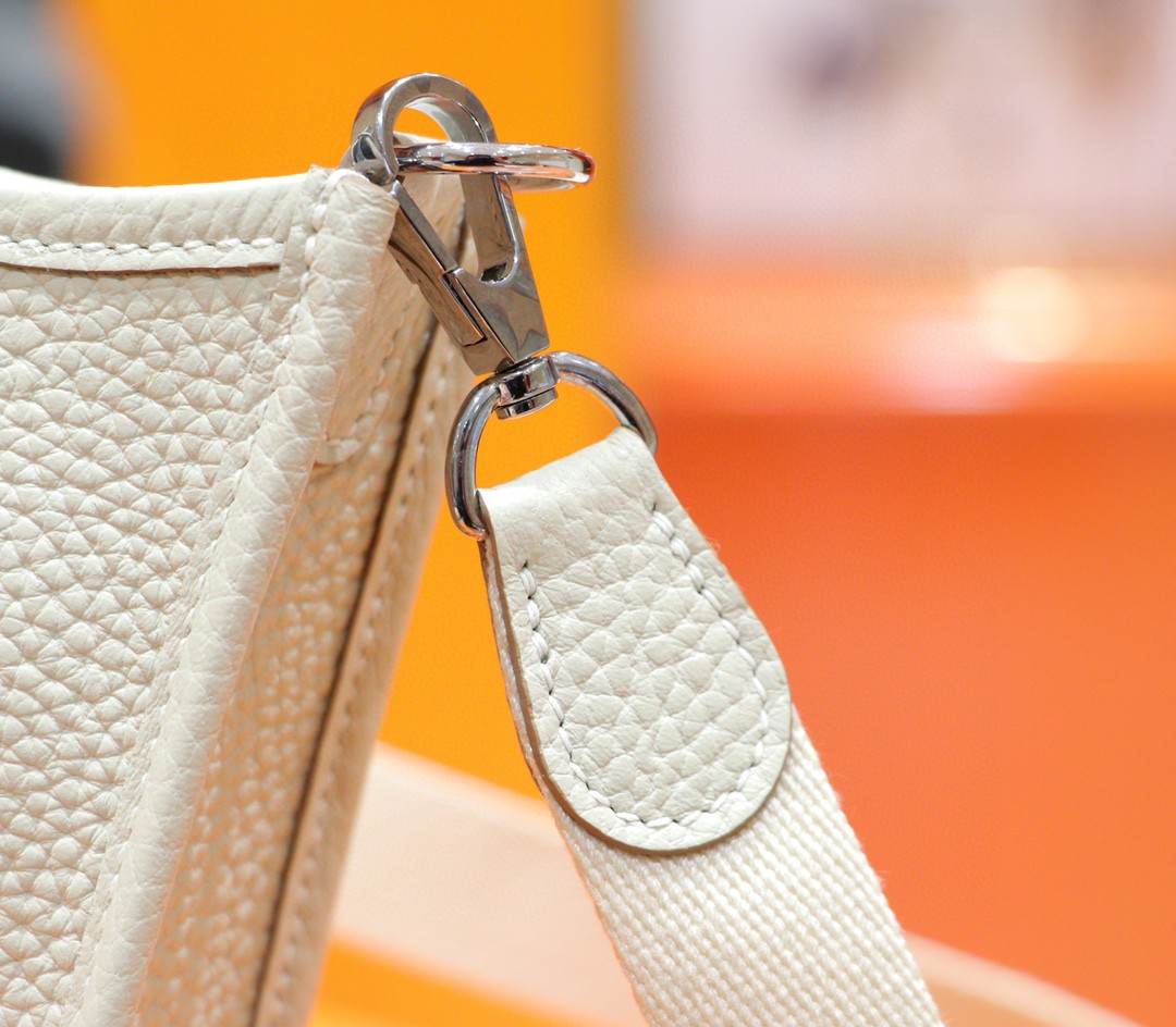 Hermès（爱马仕）Evelyne 伊芙琳 奶昔白 Togo 全手缝 小牛皮 银扣 17cm