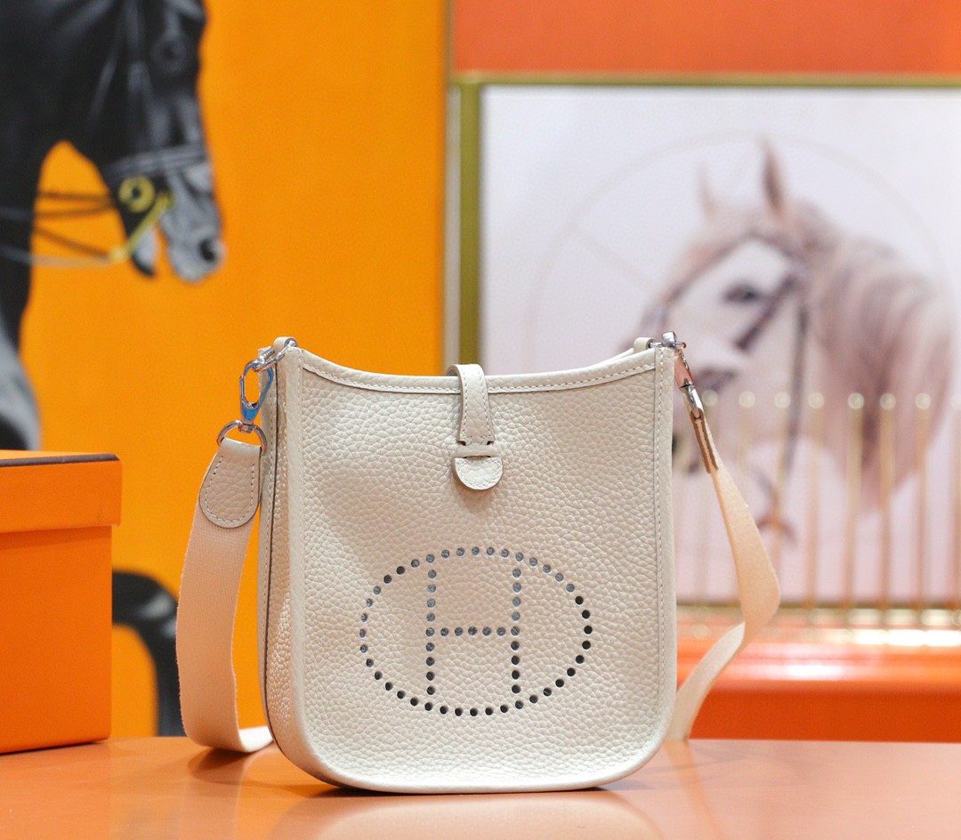 Hermès（爱马仕）Evelyne 伊芙琳 奶昔白 Togo 全手缝 小牛皮 银扣 17cm