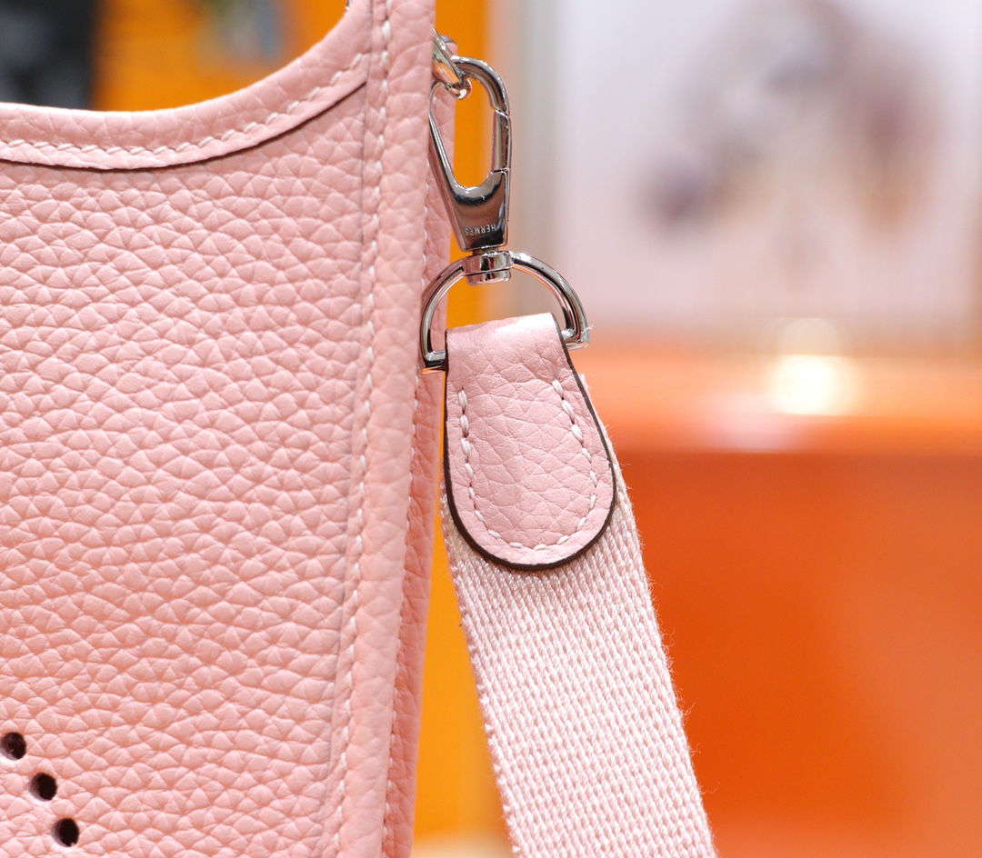 Hermès（爱马仕）Evelyne 伊芙琳 奶昔粉 Togo 全手缝 小牛皮 银扣 17cm
