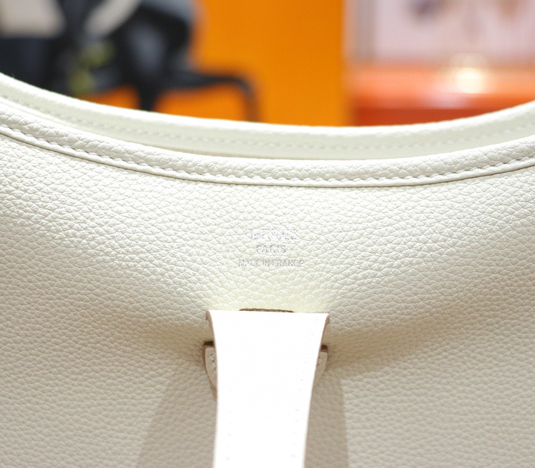 Hermès（爱马仕）Evelyne 伊芙琳 奶昔白 Togo 全手缝 小牛皮 银扣 28cm
