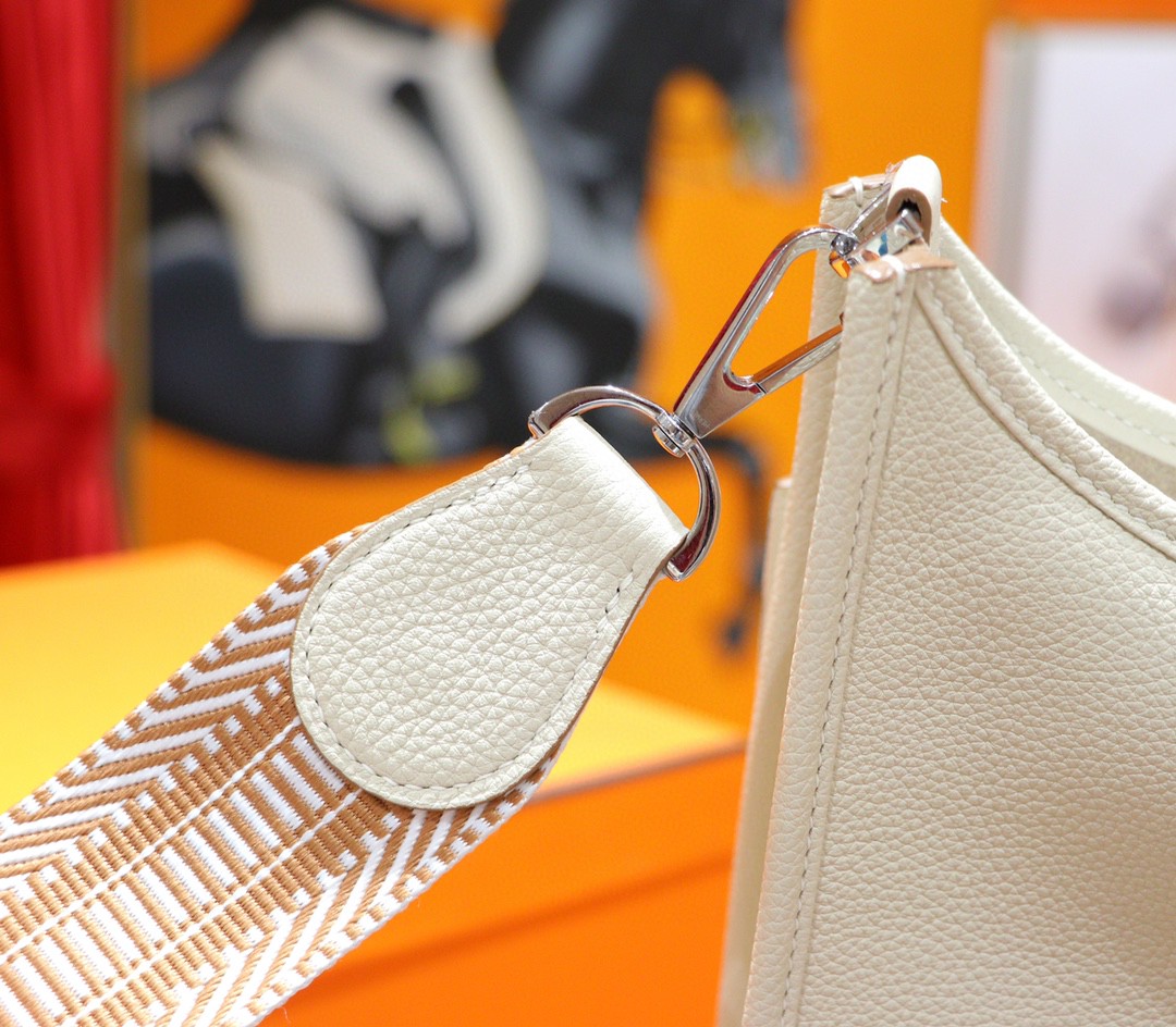 Hermès（爱马仕）Evelyne 伊芙琳 奶昔白 Togo 全手缝 小牛皮 银扣 28cm