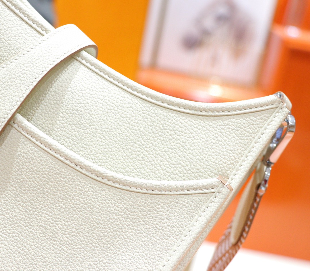 Hermès（爱马仕）Evelyne 伊芙琳 奶昔白 Togo 全手缝 小牛皮 银扣 28cm