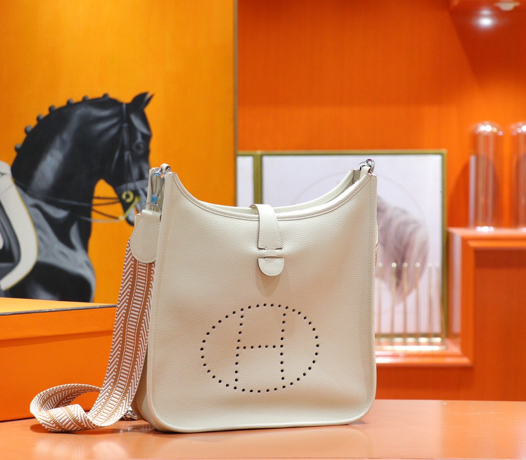 Hermès（爱马仕）Evelyne 伊芙琳 奶昔白 Togo 全手缝 小牛皮 银扣 28cm