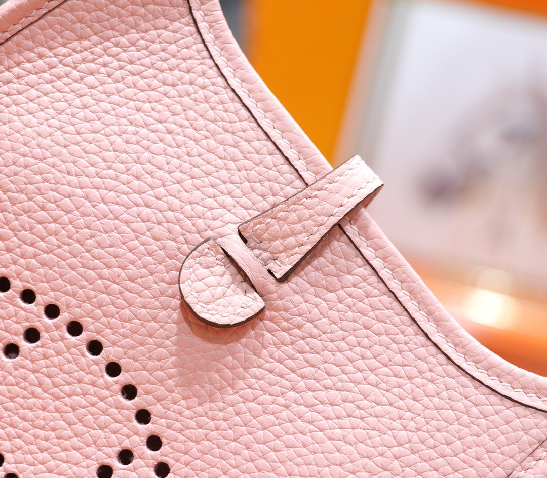 Hermès（爱马仕）Evelyne 伊芙琳 奶昔粉 Togo 全手缝 小牛皮 银扣 17cm